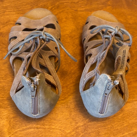 NWOT Earth Origins Kendra Kamilla taupe suede strappy wedge sandals - Picture 3 of 7